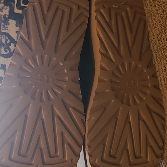 UGGS - Picture 3 of 4